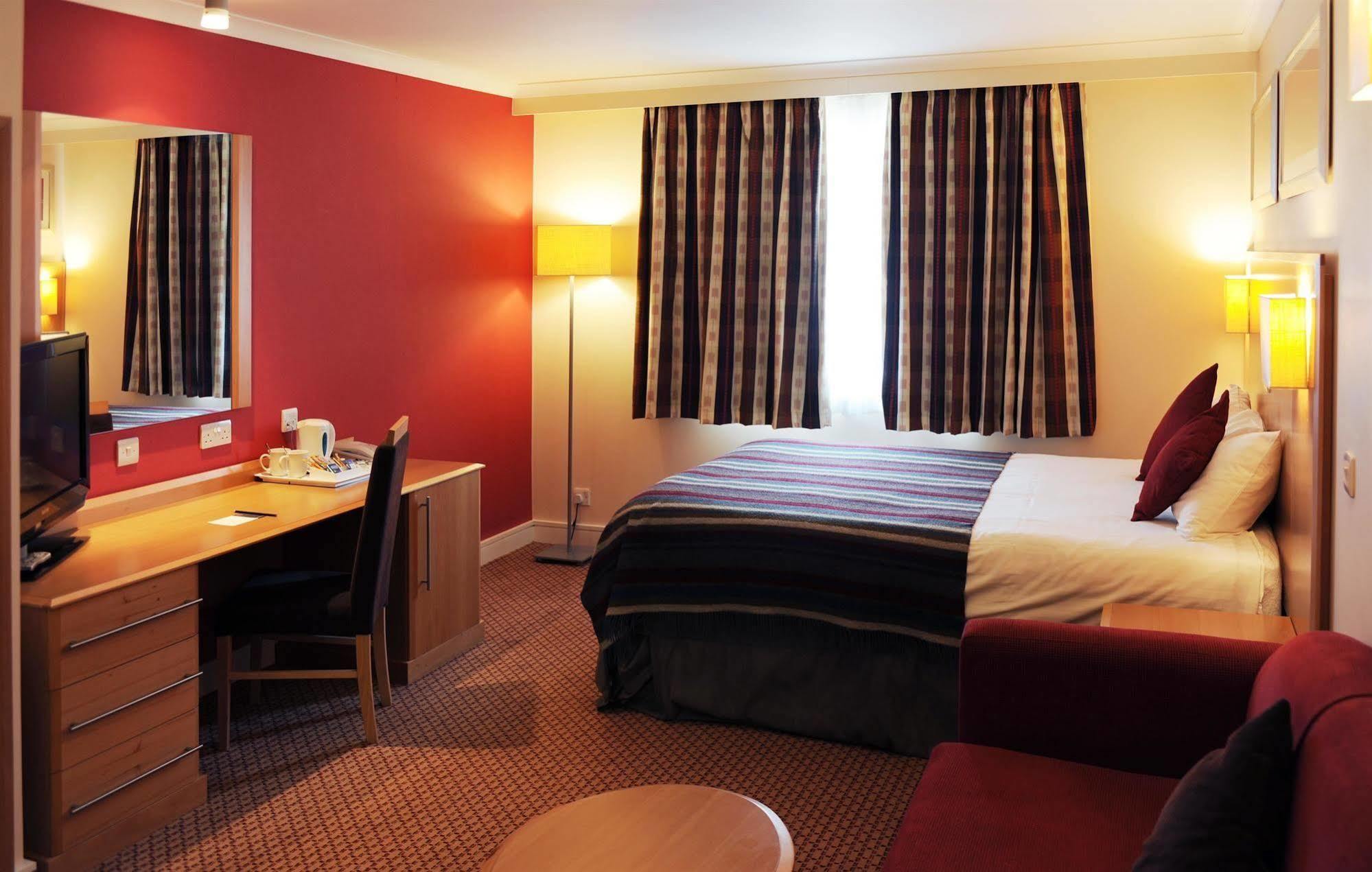 Village Hotel Manchester Hyde Zewnętrze zdjęcie